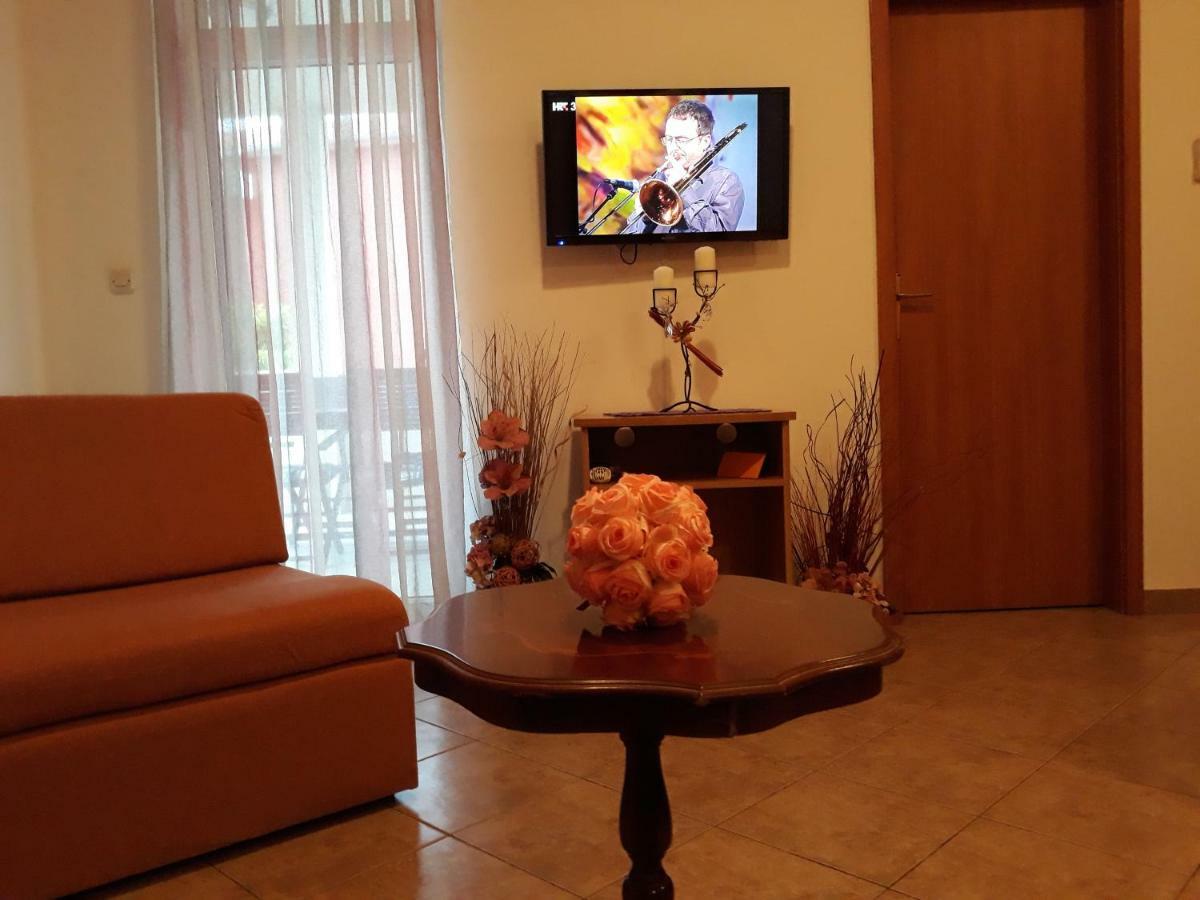 Family Apartments Suzi 罗维尼 外观 照片